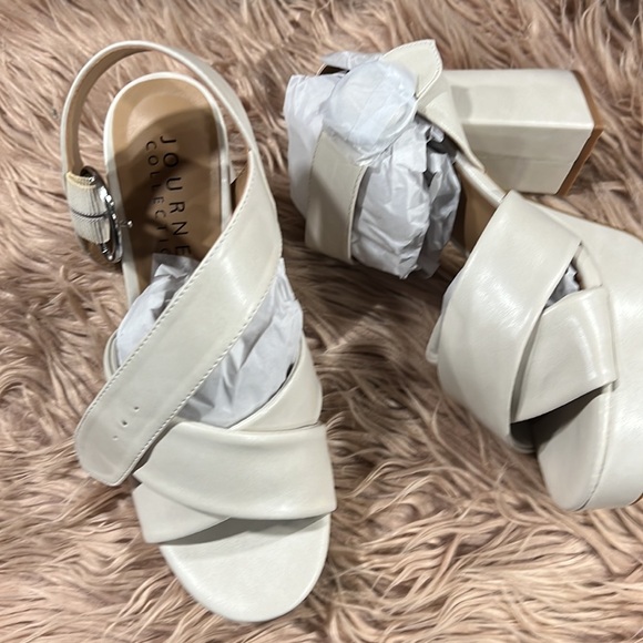 JOURNEE COLLECTION Women's Akeely Platform Sandals - Picture 3 of 11